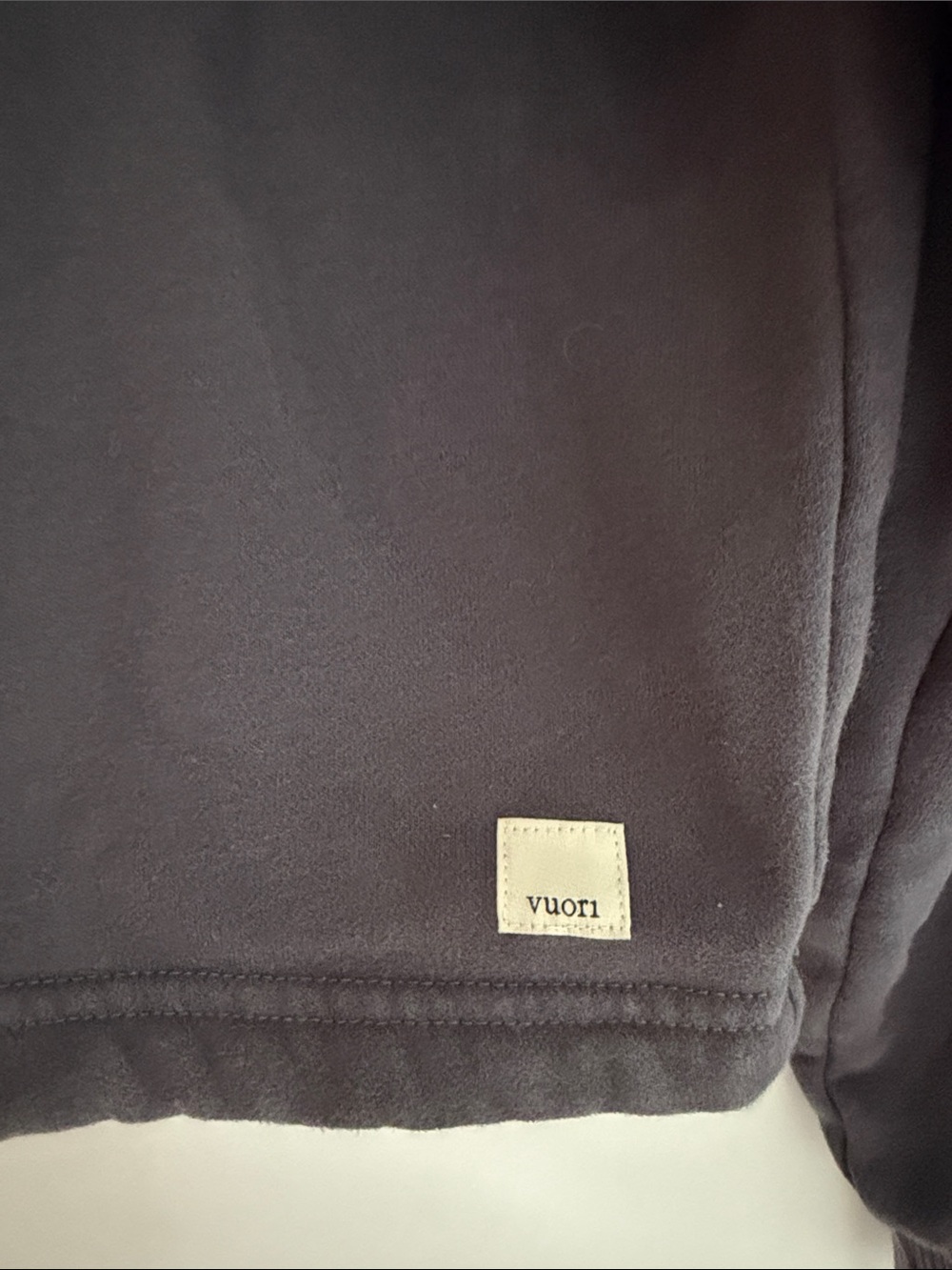 Vuori Charcoal Cropped Sweatshirt with Logo Patch on left bottom corner size M - Picture 2 of 3
